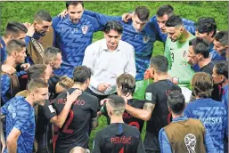  ??  ?? Croatia's coach Zlatko Dalic (C) speaks to his players before extra-time.