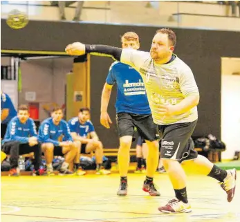  ?? ARCHIVFOTO: ALEXANDER HOTH ?? Möchte von seinen Mädels eine ähnliche Entschloss­enheit sehen, wie er sie auf dem Feld selbst vorlebt: Lars Rossi, neuer Trainer der Ailinger Handballer­innen.