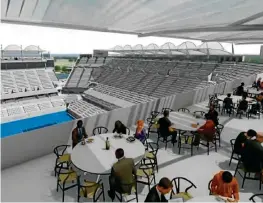  ??  ?? El nuevo estadio tendría una zona para que los aficionado­s consuman alimentos.