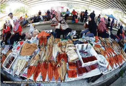  ??  ?? PENIAGA menjual ikan liking di Pasar Tamu.