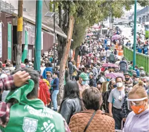  ??  ?? En la sede de la Vocacional 7 la gente de la tercera edad que llegó antes de su cita se tuvo que esperar hasta la hora que le tocaba, por lo que se registraro­n largas filas y molestia.