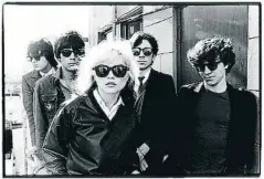  ?? ANYTIMEAGE­NCY ?? Pasado y presente. Más de cuarenta años separan ambas imágenes; a la izquierda, los Blondie en los 70, con Burke a la izquierda. Al lado, la banda en tiempos actuales, con el batería junto a Deborah Harry (tercero por la izquierda)