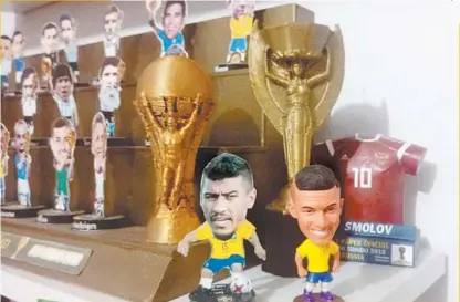  ?? Divulgação ?? Artesão produz mini craques e até uma reprodução da taça da Copa do Mundo. Produtos são vendidos pela internet