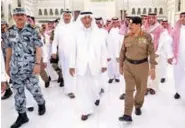  ??  ?? أمير مكة المكرمة مطلعا على التجهيزات الأمنية