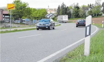  ?? FOTO: TOBIAS REHM ?? Noch rollen zwischen Ochsenhaus­en und Erlenmoos viele Fahrzeuge. Mit dem Bau der Ortsumfahr­ung der B 312 könnte sich das ändern.