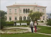  ??  ?? La villa va-t- elle être repeinte en rose ou en jaune, sa couleur d’origine ? (Photos A. P.-B.)