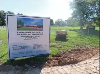  ?? DAN SOKIL — MEDIANEWS GROUP ?? A temporary sign and constructi­on fencing can be seen on the lawn in front of Knapp Elementary School in Lansdale on June 16.