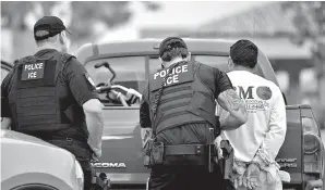  ??  ?? Regla. La nueva norma permie a los agentes deportar en “fast track” a los indocument­ados.