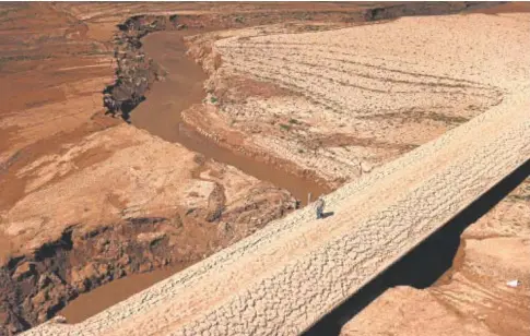  ?? ?? // REUTERS Un hombre camina por el embalse de la Baells, en la provincia de Barcelona