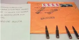  ??  ?? Misiva enviada al ex líder de Podemos con cuatro cartuchos de un fusil Cetme
