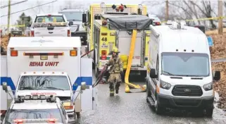  ??  ?? A firefighte­r moves a hose along Shady Oak Drive on Wednesday in Ooltewah, where an early morning fire left one dead and a family displaced.