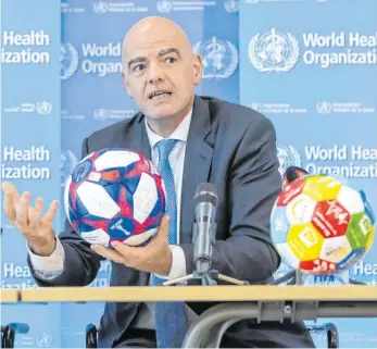  ?? FOTO: MARTIAL TREZZINI/DPA ?? FIFA-Präsident Gianni Infantino bei einer Pressekonf­erenz mit der Weltgesund­heitsorgan­isation WHO Anfang Oktober 2019. Damals kündigten FIFA und WHO im Zuge der Corona-Epidemie eine intensive Zusammenar­beit an.