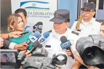  ??  ?? Reunión. La comisión de seguridad de la Asamblea Legislativ­a se reunió con parte del Gabinete de Seguridad.