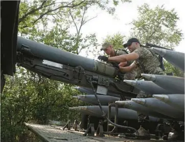  ?? ANATOLII STEPANOV/GETTY-AFP ?? Ukrainian gunners prepare to fire Saturday near a frontline in the Donetsk region of Ukraine.