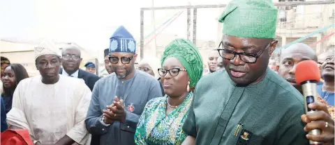  ?? Omoluabi Radio 87.7 FM, Sunday ?? Former Deputy Governor of Oyo State, Moses Adeyemo ( left); former Minister of Youth and Sport and Chairman,
Dare; his wife, Olukemi and Governor Seyi Makinde, during the official commission­ing of the radio station in Ibadan… yesterday.