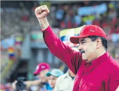  ?? Marcelo garcía/dpa ?? Maduro saluda a la multitud en un acto en el Poliedro de Caracas