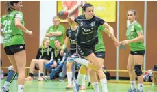  ?? FOTO: ELKE OBSER ?? Der TV Weingarten (Nicola Mayer-Rosa) verlor sein Heimspiel gegen FA Göppingen II (rechts Jill Kummer) mit 18:29.