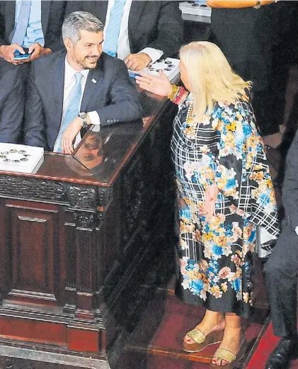  ?? PEDRO L.FERNANDEZ ?? Socios. Marcos Peña y Elisa Carrió bromean en las sesiones del 1 de marzo en el Congreso.