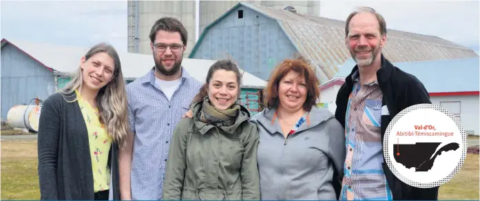  ??  ?? Laurie, Jean-Philippe et Daphné forment une partie de la fratie à la ferme de leurs parents Guylaine Breton et Paul Tenhave. Andréanne est absente de la photo.