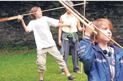  ?? FOTO: KREIS METTMANN ?? Mit Speeren auf die Jagd gehen - das ist beim Ferienprog­ramm im Museum möglich.