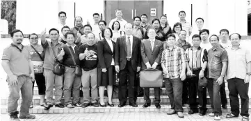  ??  ?? Kong (front row, sixth right) with his counsels James (fourth right) and Marry (sixth left), and villagers from several districts whom Kong had previously helped regarding land matters.