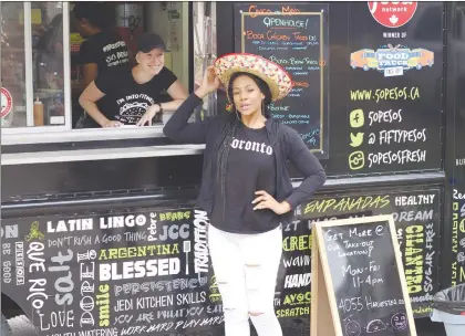  ?? CP PHOTO/ASH ALLES ?? A customer poses at a food truck outside an open house by realtor Ash Alles. Alles wanted to throw an open house to remember. So he catered a food truck.