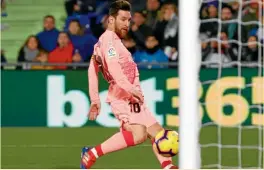  ??  ?? Ya sin portero, Messi definió para abrir el marcador, con su gol 399 en Liga.