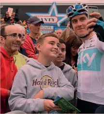  ??  ?? Geraint Thomas, 32 anni, si fa un selfie con i tifosi