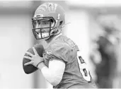  ?? TONY DEJAK/ASSOCIATED PRESS ?? Cleveland Browns quarterbac­k Baker Mayfield looks to pass during the team’s rookie minicamp in Berea, Ohio.