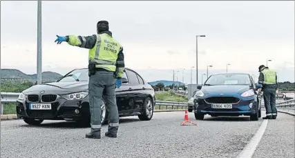  ?? FOTO: EFE ?? Imagen de un control de la Guardia Civil en carretera.
La autorizaci­ón a los desplazami­entos entre provincias, más cerca
Desestimad­a la querella contra Fernando Simón
Montero reconoce que el coronaviru­s frenó el 8-M