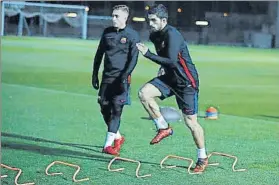  ?? FOTO: FCB ?? Luis Suárez, con Deulofeu al fondo, trabajando en la Ciutat Esportiva ayer por la tarde