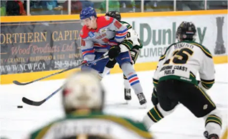  ?? CITIZEN PHOTO BY JAMES DOYLE ?? Ethan de Jong of the Spruce Kings tries to fight through the check of Powell River’s Hunter Findlater on Sunday afternoon at Rolling Mix Concrete Arena.