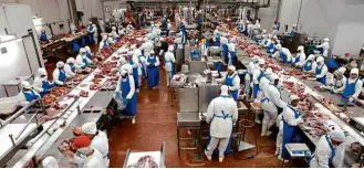  ?? Paulo Whitaker - 7.out.11/Reuters ?? Processame­nto de carne em SP; exportaçõe­s sobem para países com potencial de consumo