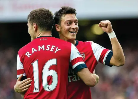  ?? Bild: BOGDAN MARAN ?? RÖDVITT JUBEL. Aaron Ramsey (16) kramar om spelgeniet Mesut Özil efter en fullträff. I dag väntar toppmatch mot Liverpool hemma på Emirates.
