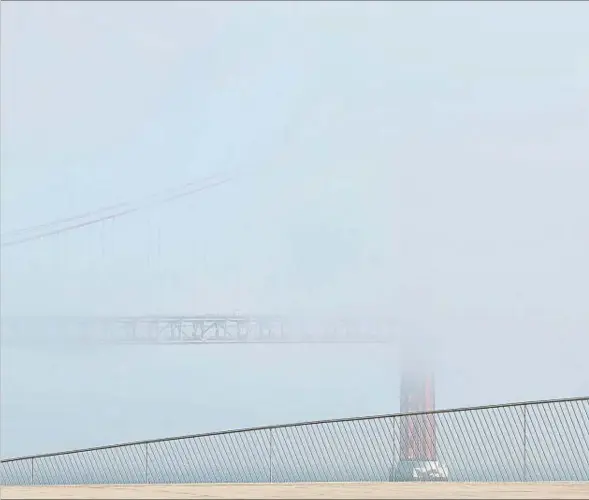  ??  ?? Meteorolog­ia. Els dies grisos, la boira o la pluja afecten al comportame­nt humà perquè falta la llum del sol