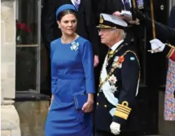  ?? Foto: Toby Melville, Pool / Reuters / NTB ?? ⮉ Kronprinse­sse Victoria av Sverige respektert­e budet om en mer nedtonet hatt. Her med Sveriges konge, Carl XVI Gustav.