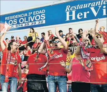  ?? AGENCIA LOF ?? La afición del Nàstic celebró en El Alcoraz un triunfo que le acerca a la salvación