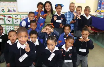  ?? Foto’s: Michelle Pienaar ?? Juffrou Tracey-Kim Figland en skoolhoof Francois Visagie met ‘n klompie opgewonde graadeens by Laerskool New Dawn Park.