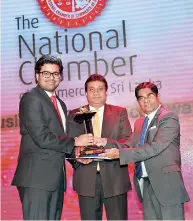  ??  ?? Laugfs Gas Plcchief Executive Officer, Ashan De Silva (left), receiving the award