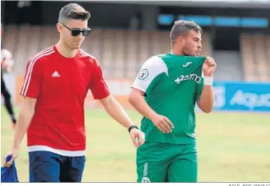  ?? MIGUEL ÁNGEL GONZÁLEZ ?? Rosales, en el partido del pasado viernes en Chapín contra el Xerez Deportivo FC.