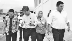  ??  ?? Chong (second left) inspecting Taman Harmoni with his entourage and SMC personnel.