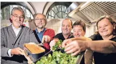  ?? FOTO: RALPH MATZERATH ?? Weihnachte­n lecker und klimafreun­dlich essen – wie das gehen kann, zeigten (v.l.) Superinten­dent Gerd-René Loerken, Naturgut-Leiter Hans-Martin Kochanek, Pfarrer Peter Beyer, Annette Koster und Marianne Ackermann.