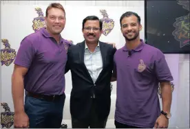  ?? Picture: BACKPAGEPI­X ?? PURPLE PATCH: Jacques Kallis, coach of Cape Town Knight Riders, with CEO Venky Mysore and Captain JP Duminy.