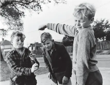  ?? MIRRORPIX ?? A game of conkers, 1950. But did Bristol kids play ‘conkers’ with snails back in the 1700s?