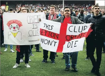  ?? NURPHOTO / GETTY ?? Aficionado­s del Leyton Orient se manifiesta­n en el césped contra el presidente Francesco Becchetti