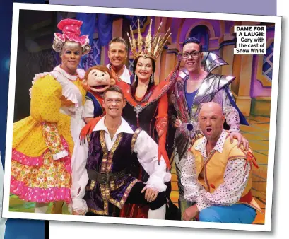  ?? Snow White ?? DAME FOR A LAUGH: Gary with the cast of