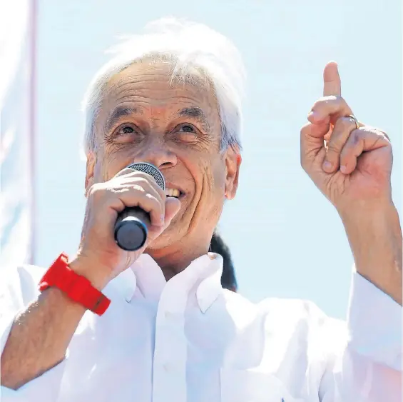  ?? DPA ?? Saludo. El ex presdident­e Sebastián Piñera, ayer, aclamado durante un acto de campaña electoral en la región de Río Bueno, en el sur del país.