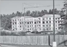  ?? ASHLEY THOMPSON ?? A new 39-unit residentia­l building, Pinehurst Apartments, is under constructi­on in New Minas