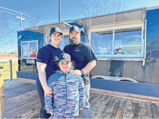  ?? THINH NGUYEN • THE GUARDIAN ?? Natasha Perry joins her husband, Derek, and their seven-year-old daughter, Madelyn, in front of their new business, Dreadnaugh­t Eatery, in Morell.