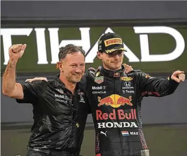  ?? Foto: dpa ?? Weltmeiste­r Max Verstappen und Red-Bull-Teamchef Christian Horner (l.) feiern den Sieg.